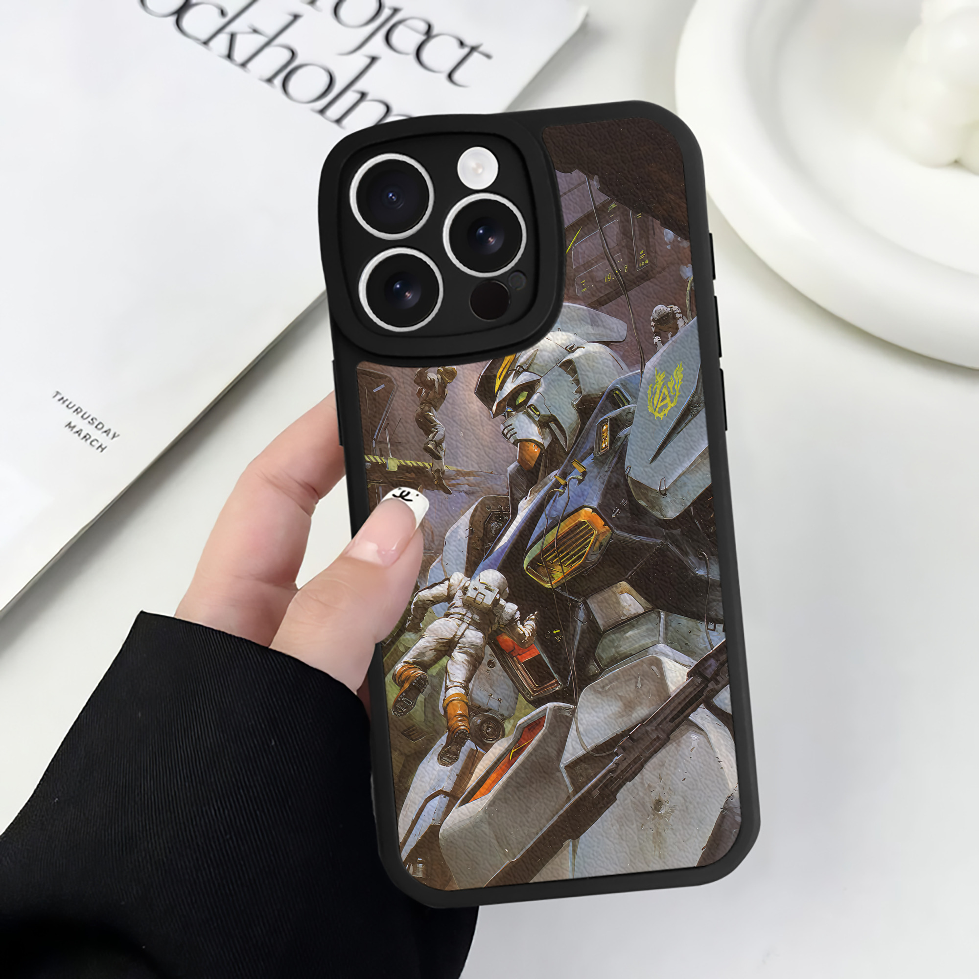 （画像用） 機動戦士ガンダム Mobile Suit Gundam 【iPhone 16シリーズ対応】シリコンスマホケース（レザー調） 材質：シリコン